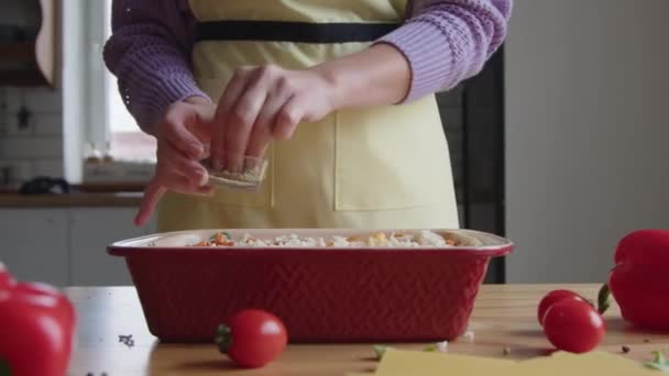 Женщина добавляет смеси специй в еду - Кадры, видео