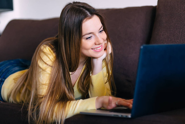 Bonito sorrindo menina freelancer loira trabalhando no laptop - Foto, Imagem
