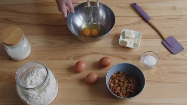 Mujer está mezclando huevos con mezclador eléctrico - Imágenes, Vídeo