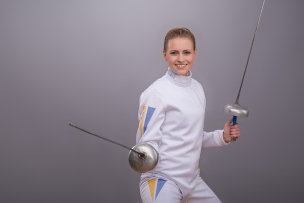 Young woman engaging in fencing - Zdjęcie, obraz