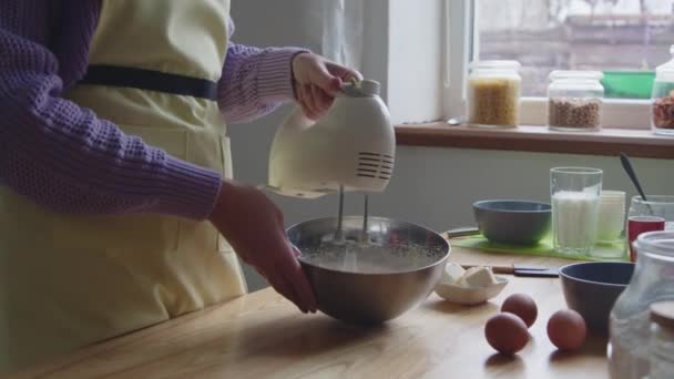 Mujer está cocinando dulces en casa - Imágenes, Vídeo