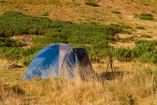 Тентський табір біля озера Несамовіто, ранок у таборі в горах, осінній туризм.. - Фото, зображення