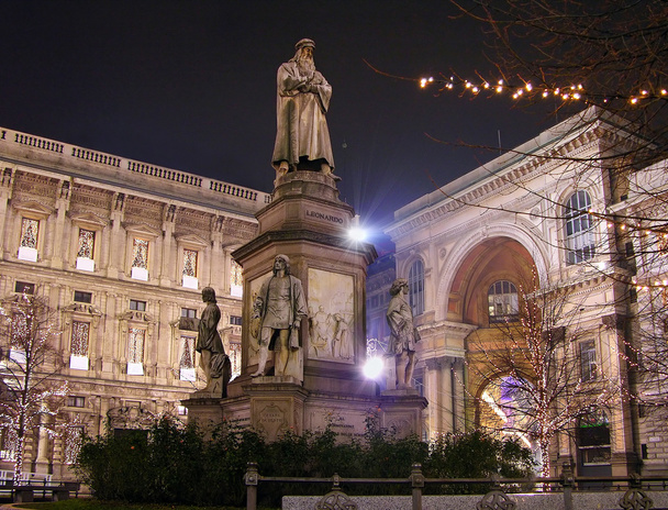 готелю Leonardo пам'ятник на ніч, Мілан, Італія - Фото, зображення