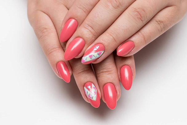 Corallo, rosa, manicure arancione con cristalli e rombo dipinto su unghie affilate lunghe su sfondo bianco primo piano - Foto, immagini