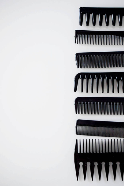 combs of different shapes and purposes, for hairdressers  - Foto, Imagem