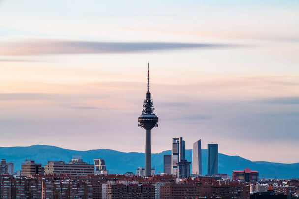 Skyline di Madrid al tramonto visto dal Cerro del Tio Pio, con la Torre della TV e i grattacieli lungo Castellana da riconoscere. Lunga esposizione. - Foto, immagini