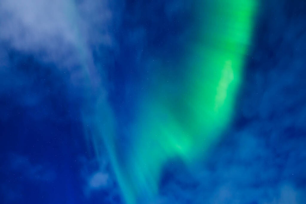Kuzey ışıklarıyla gökyüzü arka planı. Aurora borealis. Arka plan olarak kuzey ışıkları. Aurora ile gece kışı manzarası. Doğal arkaplan. - Fotoğraf, Görsel
