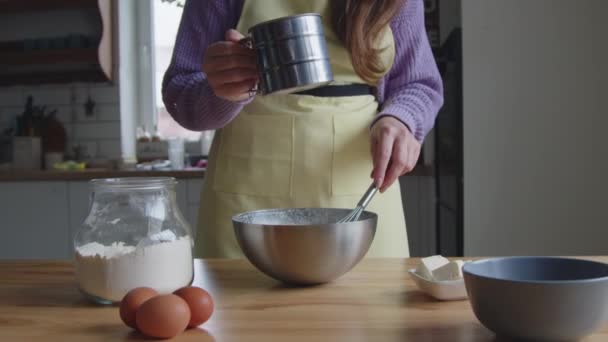 Женщина добавляет муку в тесто - Кадры, видео