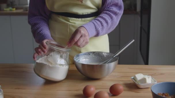 Frau macht Teig und fügt Mehl hinzu - Filmmaterial, Video