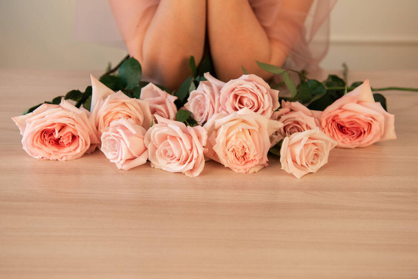 Vue partielle des mains féminines et bouquet de roses - Photo, image