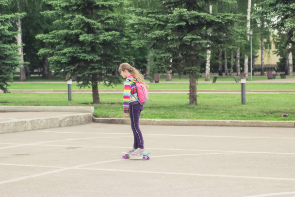 Cute blonde teenager girl trendy skateboard dynamic. - Foto, imagen