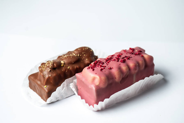 caramelo de chocolate sobre fondo blanco - Foto, Imagen