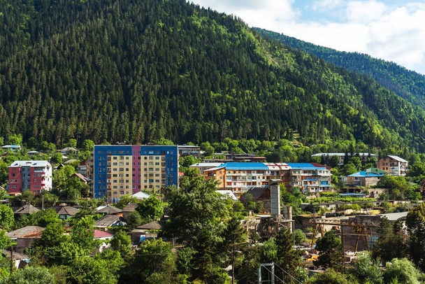 Vista panoramica sulla località turistica di Borjomi in Georgia. Veduta aerea della valle di montagna Borjomi città in estate - Foto, immagini