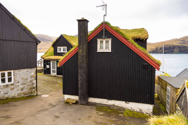 Vagar Adası 'ndaki Bour manzarası. Bir tepenin yamacında küçük bir köy. Faroe Adaları. - Fotoğraf, Görsel