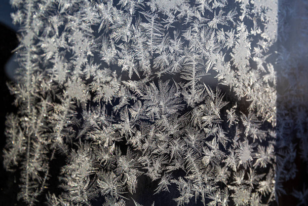 Sciogliere il ghiaccio che scorre lungo un vetro della finestra, Primo piano della superficie del vetro della finestra congelata con cristalli di ghiaccio - Foto, immagini