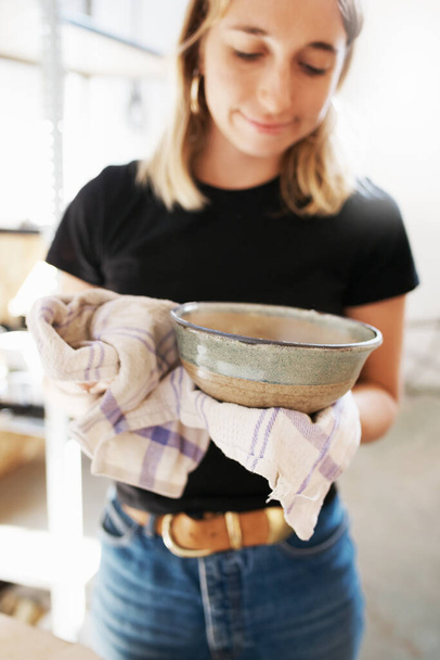Postřelen mladý keramický umělec pracující v její keramické dílně - Fotografie, Obrázek