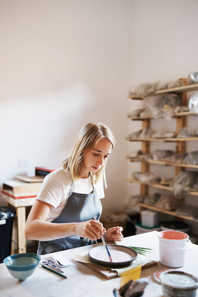 Обрезанный снимок привлекательной молодой женщины-ремесленницы, работающей в мастерской по гончарному делу - Фото, изображение
