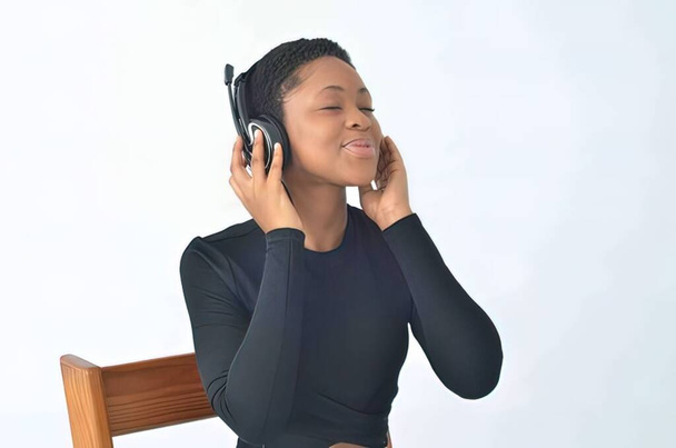 Afrikai-amerikai nők Listing audio stúdió fej telefonok - Fotó, kép