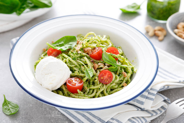 Pasta with spinach pesto, cashew nuts and soft cream cheese - Foto, imagen