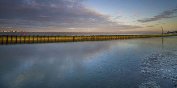 Le palplanches du cap Hornu dans la baie de Somme avec le reflet au soleil couchant. Le Crotoy, Saint Valery, Le Hourdel - Fotoğraf, Görsel