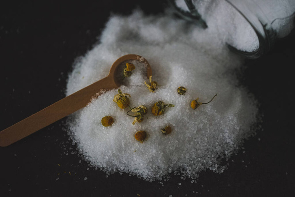 açúcar branco espalhado sobre um fundo preto - Foto, Imagem