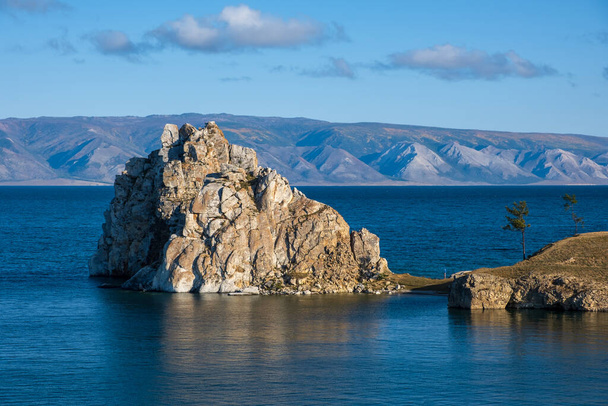シャマンカ・ロック（英: Shamanka Rock on lake Baikal）は、ロシアのシベリア、オルホン島にあるフール村の近くにある湖。バイカル湖は世界で最も深い淡水湖です。 - 写真・画像