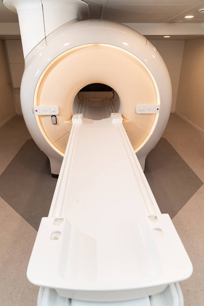 MRI - Magnetic resonance imaging scan device in Hospital. Medical Equipment and Health Care. modern diagnostics of diseases. sale and maintenance of medical equipment.  - Foto, Imagem