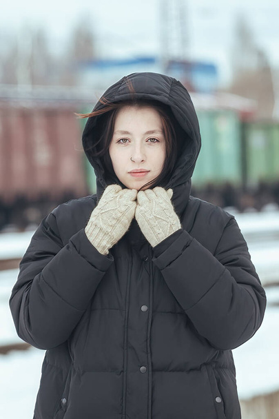Beautiful young girl, close-up portrait in winter outdoors - Foto, Imagen