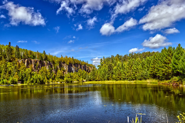 Vegetation, Wasser, Himmel und Wolken tragen zur Schönheit der Landschaft bei - Thunder Bay, Ontario, Kanada - Foto, Bild