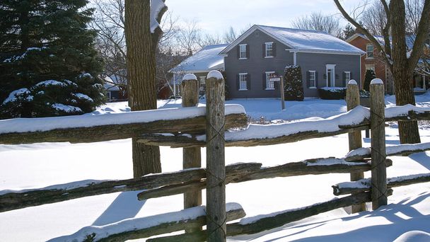 Kolóniai kori ház külseje a fehér kerítéssel télen, Toronto, Ontario, Kanada. - Fotó, kép