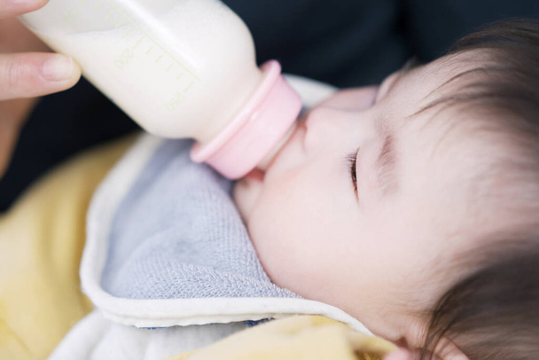 Asiática bebé bebiendo leche mientras durmiendo - Foto, Imagen