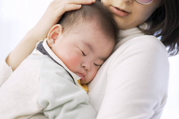 Um bebê que bebe leite e dorme cheio - Foto, Imagem