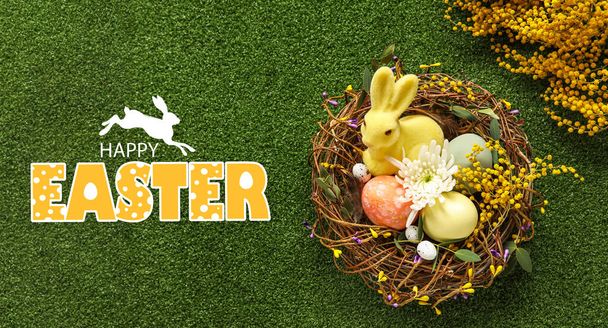 Gyönyörű húsvéti üdvözlőlap festett tojással és játéknyuszival a fészekben - Fotó, kép