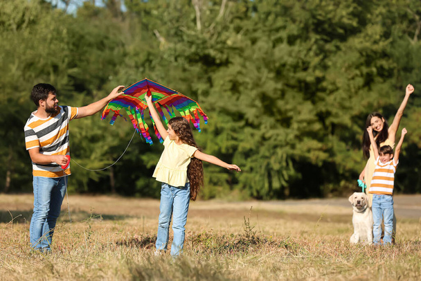 Roztomilá holčička se svým otcem a drakem venku - Fotografie, Obrázek