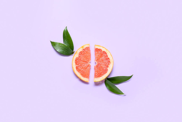 Fresh grapefruit slices on purple background - Foto, Bild