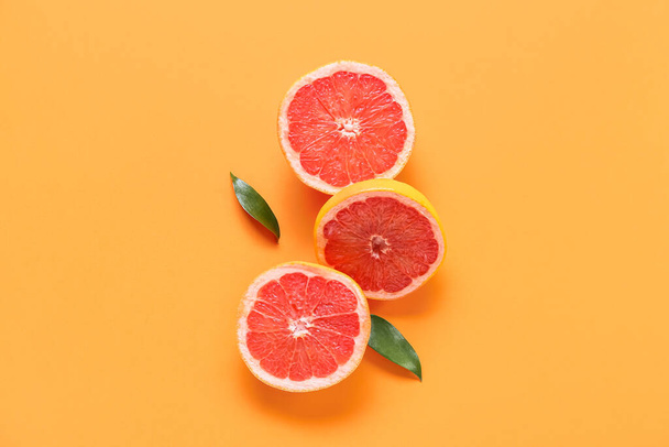 Friss grapefruit darabok narancssárga alapon - Fotó, kép