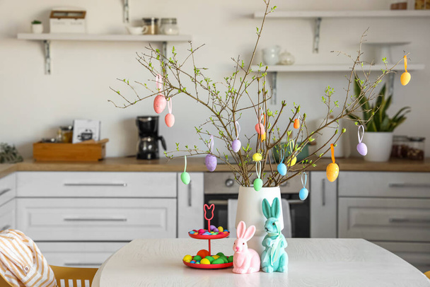 Elegante decoração de Páscoa e stand com ovos pintados na mesa de jantar na cozinha - Foto, Imagem