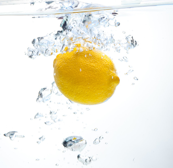 Lemon in the water - Zdjęcie, obraz
