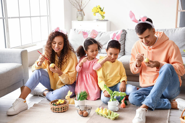 Kleine Kinder mit ihren Eltern bemalen Ostereier zu Hause - Foto, Bild