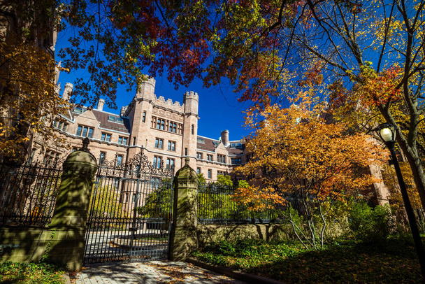 Edificios universitarios de Yale en otoño con cielo azul en New Haven, CT USA - Foto, Imagen