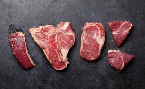 Různé syrové hovězí steaky. Horní pohled rovný - Fotografie, Obrázek