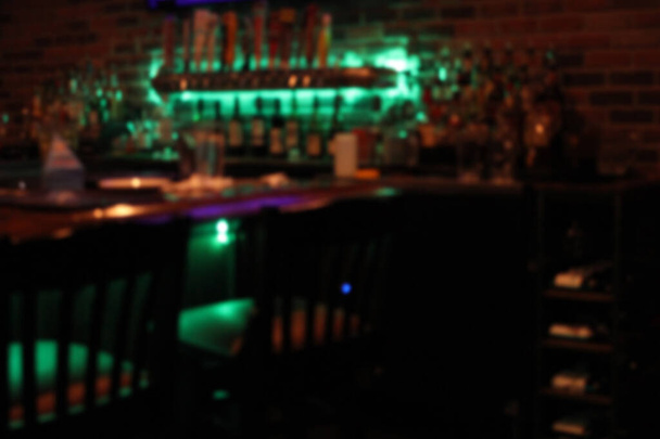 Blur fondo bar y restaurante interior con luces verdes - Foto, imagen