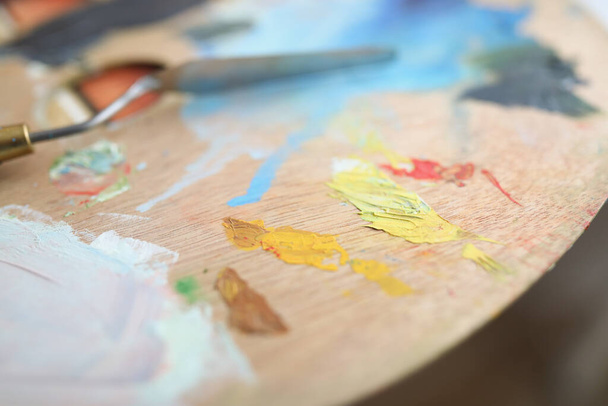 Közelkép művészek paletta élénk színekkel. Tanulás festeni olajfestékkel - Fotó, kép