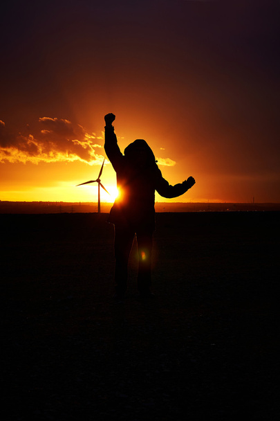 Szczęście człowieka wyświetlone podczas zachodu słońca - Zdjęcie, obraz