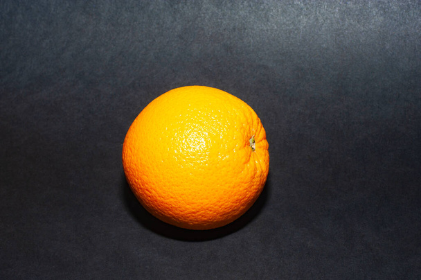 Naranja maduro aislado sobre fondo negro Clipping Path
. - Foto, Imagen