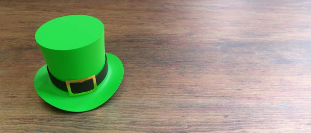 St Patricks Day leprechaun zielony kapelusz izolowany na drewnianym tle stołu. Święto św. Patryka, irlandzki tradycyjny festiwal piwa i impreza. 3d rozerwanie - Zdjęcie, obraz