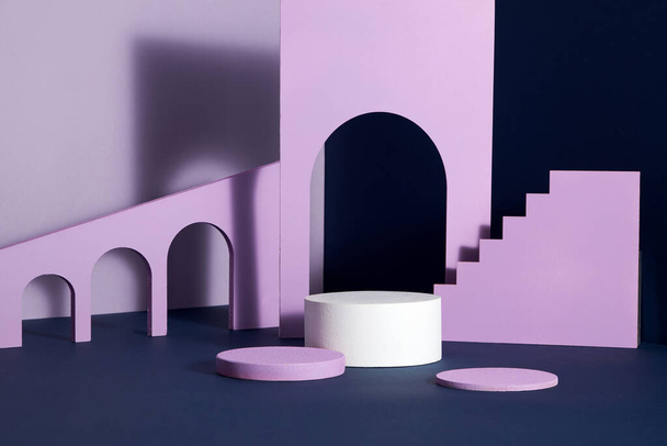 Mur en arc violet avec escaliers et fond violet, Podium, Présentoir de produits pour la publicité, vue de face - Photo, image