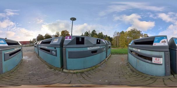 Estação de Reciclagem com Recipientes para Separação de Lixo, 360 Foto. Foto de alta qualidade - Foto, Imagem