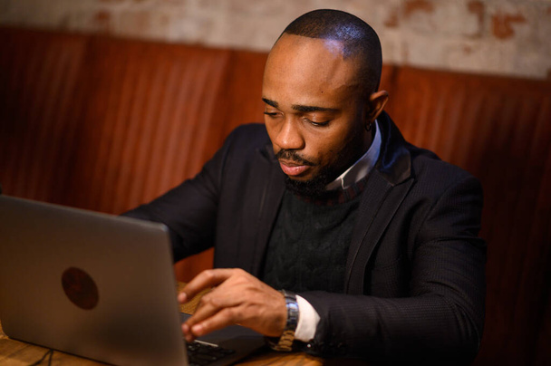 homem de negócios americano africano estudante empreendedor estudo curso on-line com laptop, sério jovem mestiço trabalhar longe de casa escritório usando laptop para videoconferência.  - Foto, Imagem