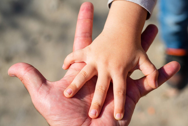 Perheen kädet. Isyys käsite. Lapsen ja isän suhteet. Lasten sopeutuminen, adoptoitu lapsi - Valokuva, kuva